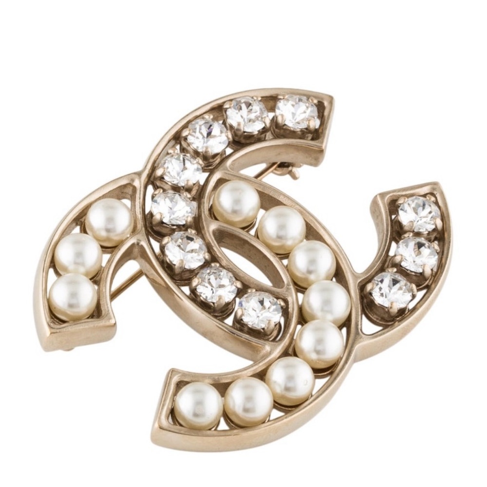 🎀SOLD 🎀Chanel
Faux Pearl & Strass CC Brooch